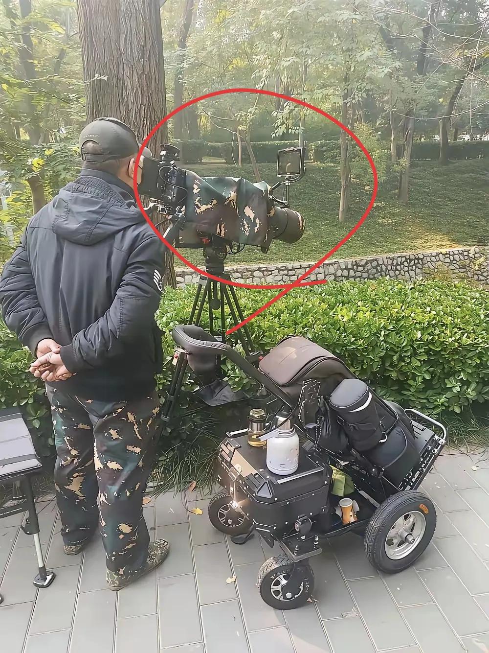 我试试大爷的望远镜，看得真清楚，问大爷1800卖不卖，你们猜他说啥.我上周