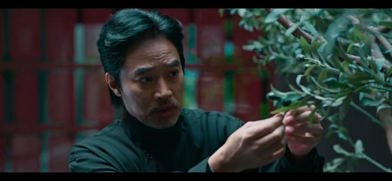 《罚罪2》丁小帅咧着嘴，一万个不愿意，也只能硬着头皮往前开，脑袋后面有枪指着他，