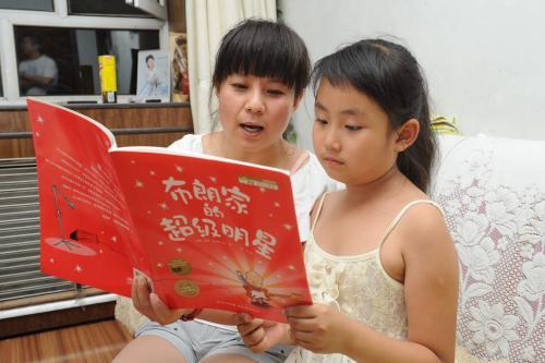 孩子忘记带作业, 妈妈却故意不给送, 老师知道后不生气还给家长点赞