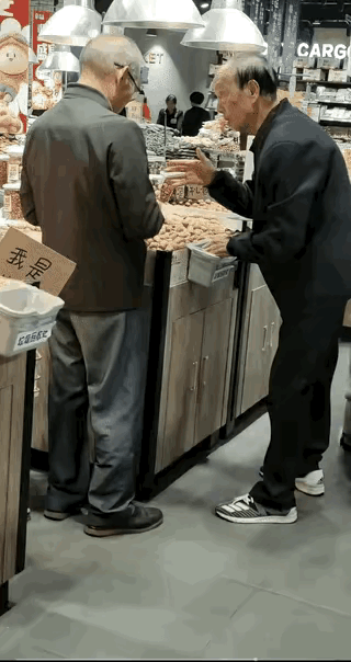 他们吃了半天，最后啥也没买就走了[捂脸哭]