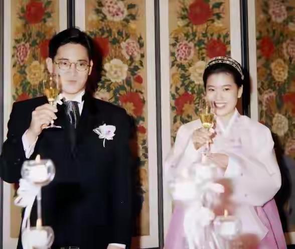 林世玲的前半生，是真的很“乖”！财阀的长女，没有炫耀，只有低调！在学校，没有