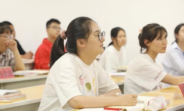 北京多名初三学生以身体不适为由请假离校，实则入驻校外全托机构冲刺中考。这类机构实