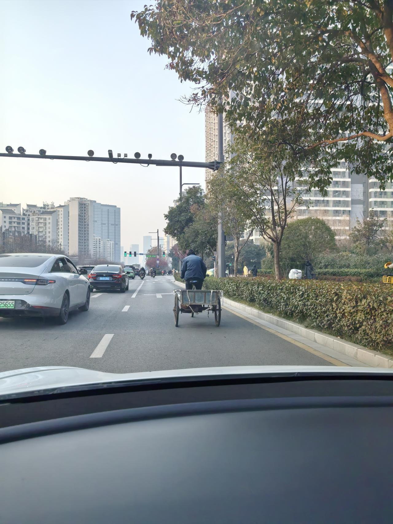 不同学历工资收入第一名：博士学历（工资50000）第二名：硕士学历（工资4