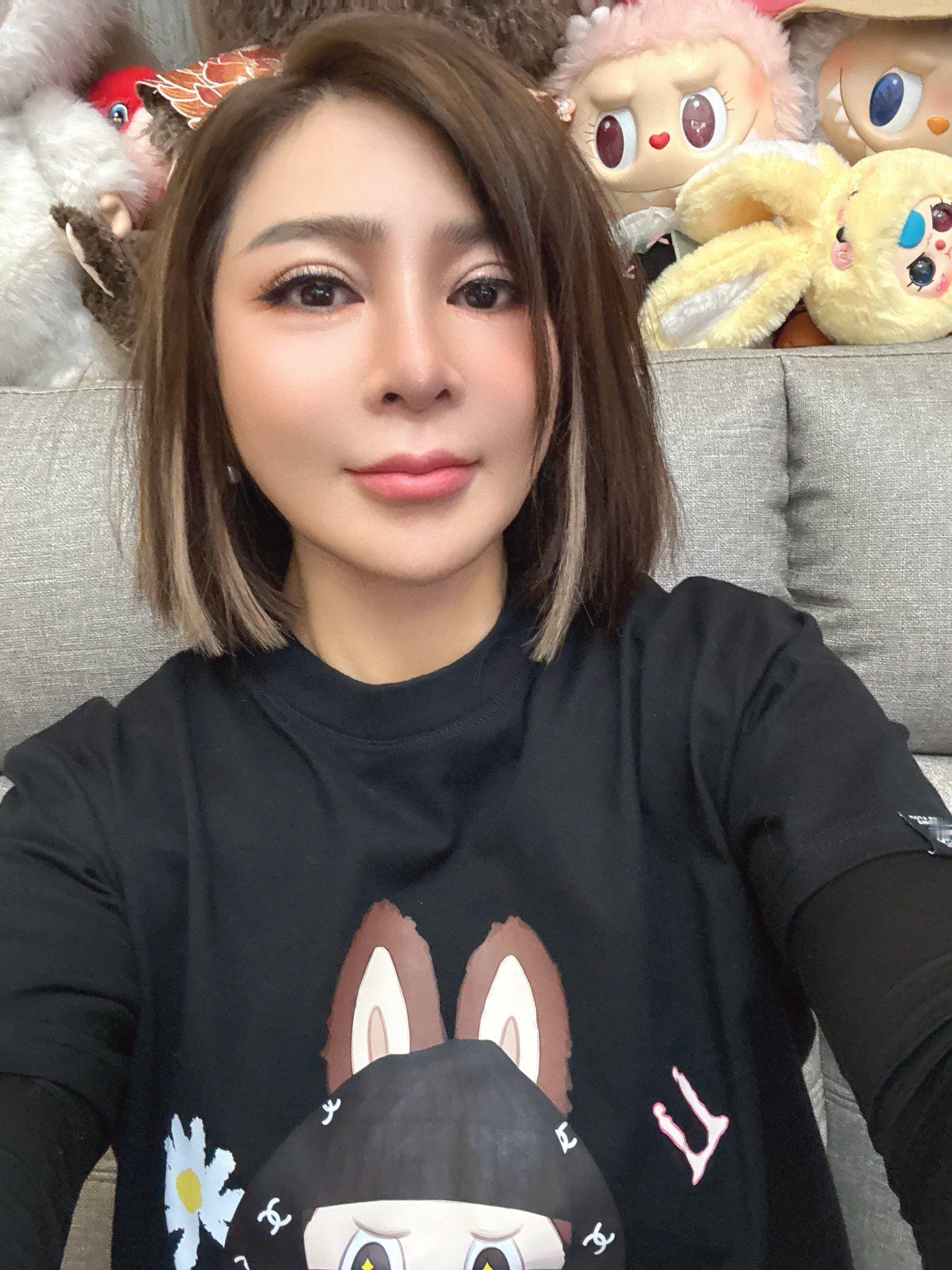 王彩桦分享自拍🤳彩桦姐也是有很多的Labubu～​​​