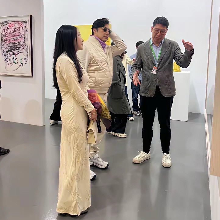 王岳伦带着新女友穿着情侣装参加某参展商邀请会，女友长发飘飘，身材高挑，但是颜值真