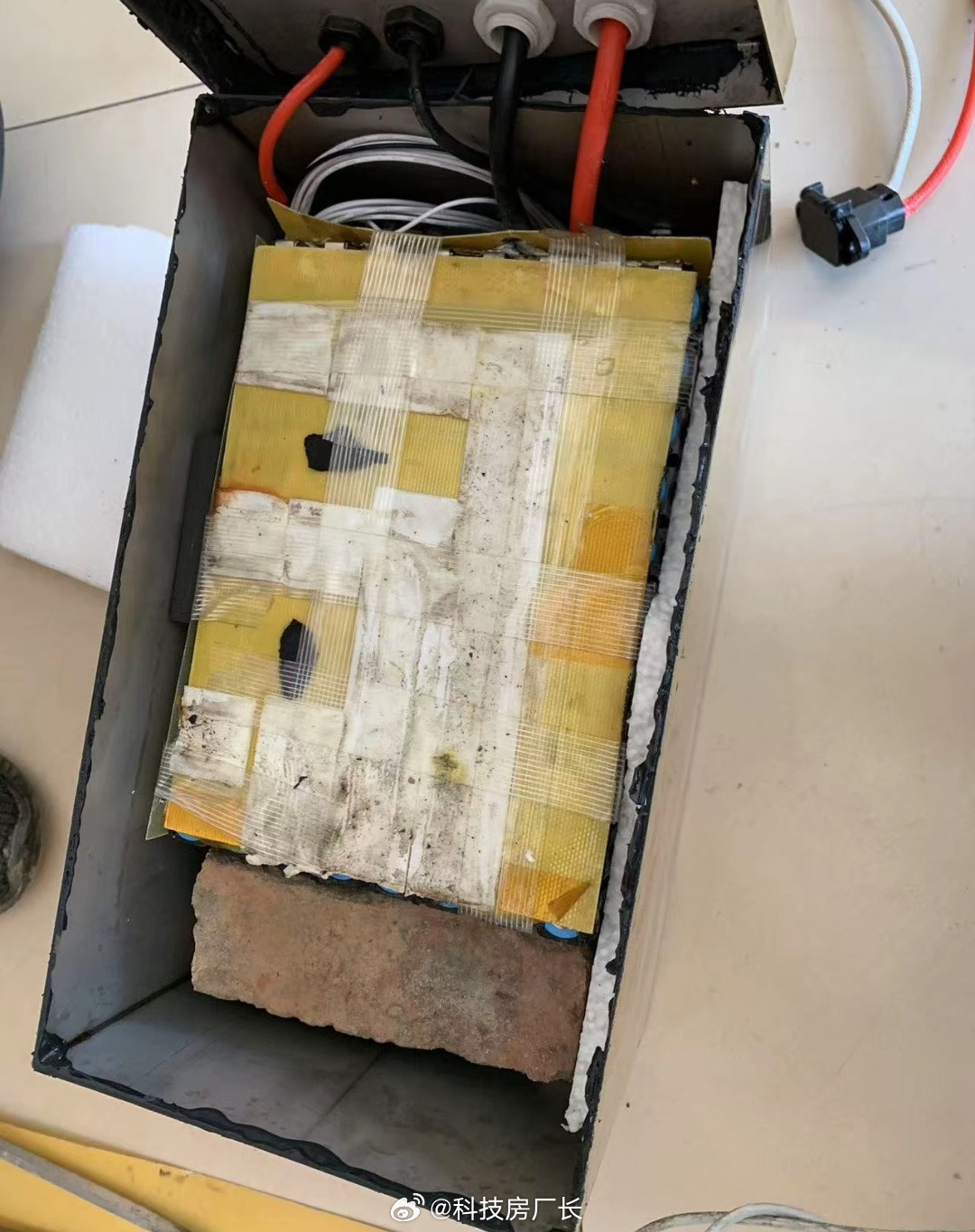 这电动车电池在火车站买的吧