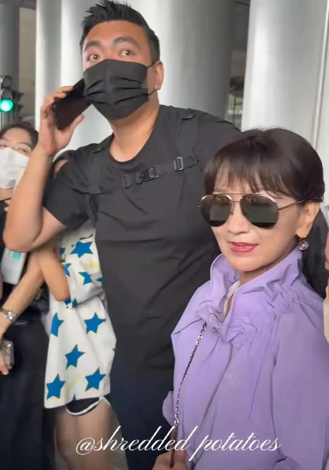 8月23日，赵雅芝现身北京，不愧是不老女神，看起来还是那么年轻漂亮！赵雅芝身穿
