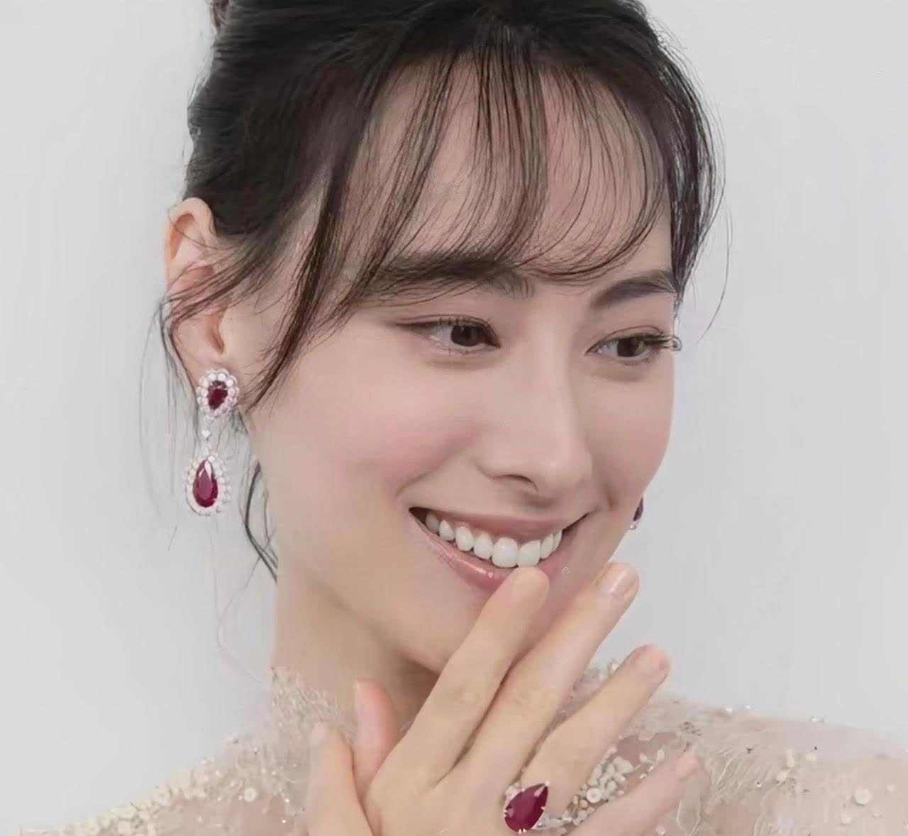 李泽楷终于“想通”了，而梁洛施也迎来了新生活。这么多年过去，孩子