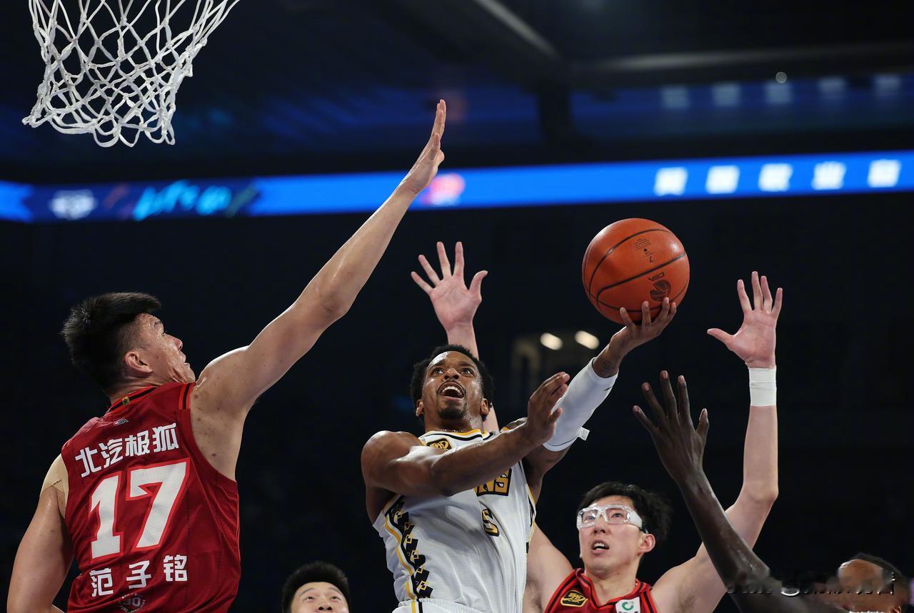 CBA本赛季主队杀疯了因为2025-2026赛季CBA常规赛过半，浙江广厦