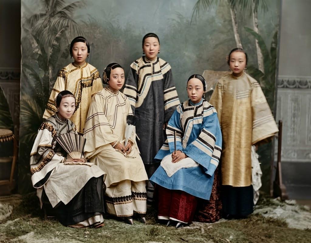 晚清，六位身着华服的女性合影。从她们的装束、发型和神态来看，这很可能是当时具有一