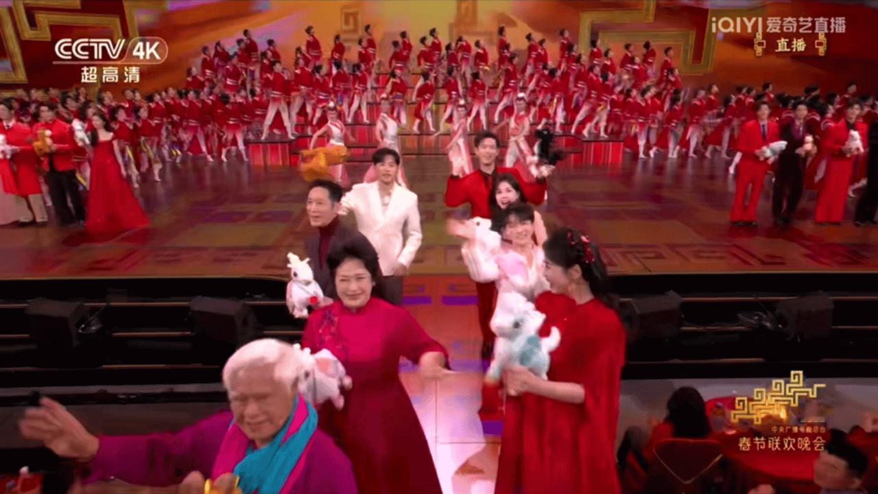 苏有朋怎么不老谁能拒绝这样的，春晚舞台唱《踏浪》活力满格，和多年前的乖乖虎模样