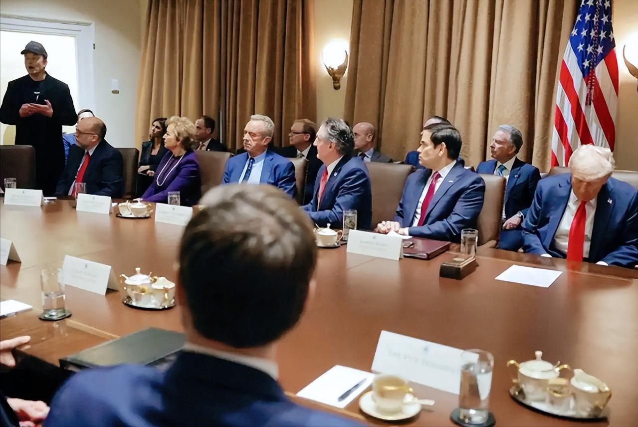 马斯克早就不是单纯的商人了，美印两个国家一把手的绝密通话，旁边居然坐着个没一官半