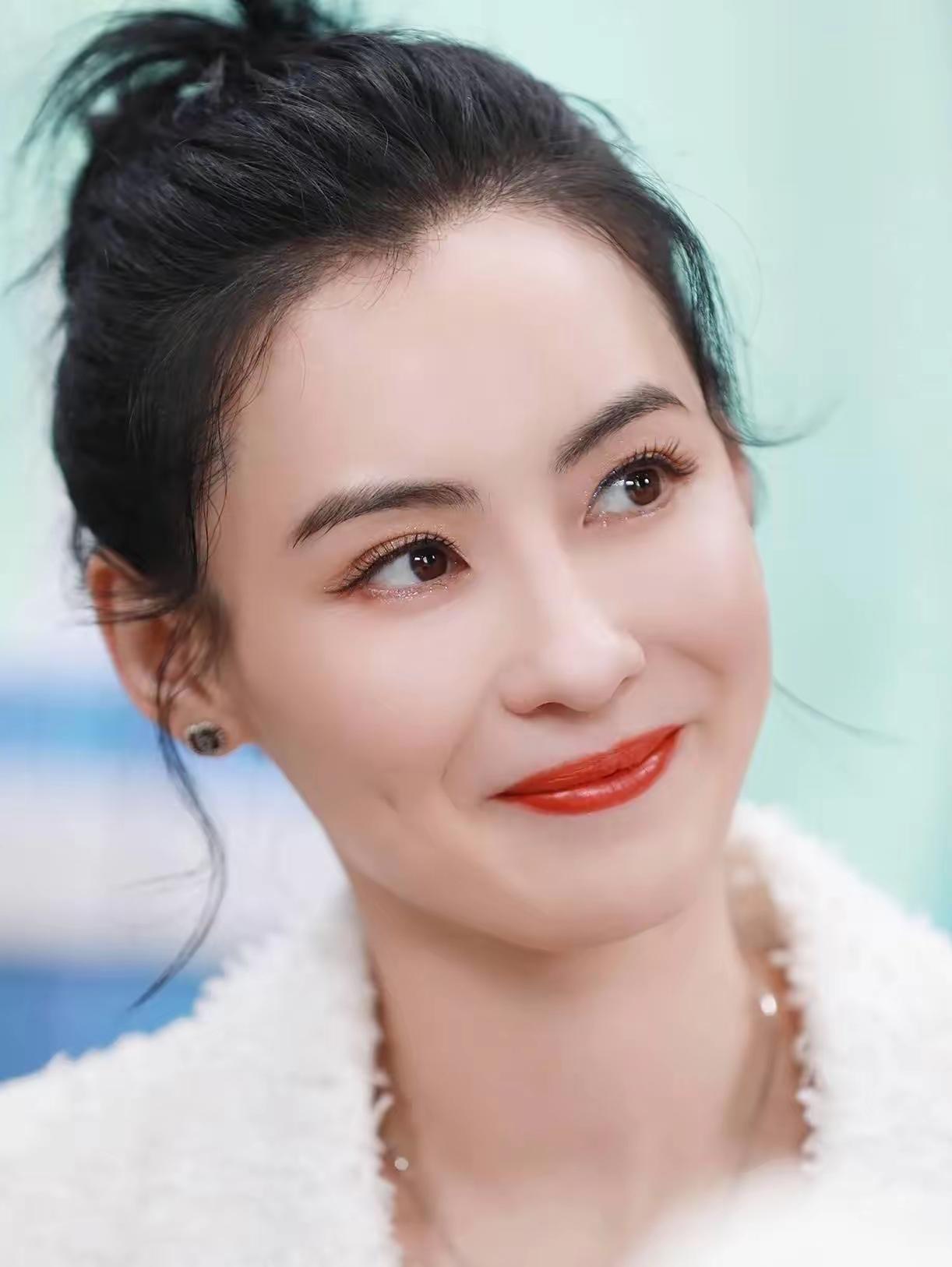 主持人问张柏芝:“当年发生照片的事,然后又离婚,你现在后悔发生这些事吗?”