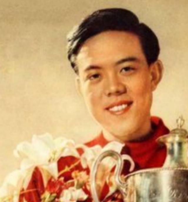 1968年6月21日早上，北京龙潭湖旁边的一棵老树下，有人发现了容国团的身体，已