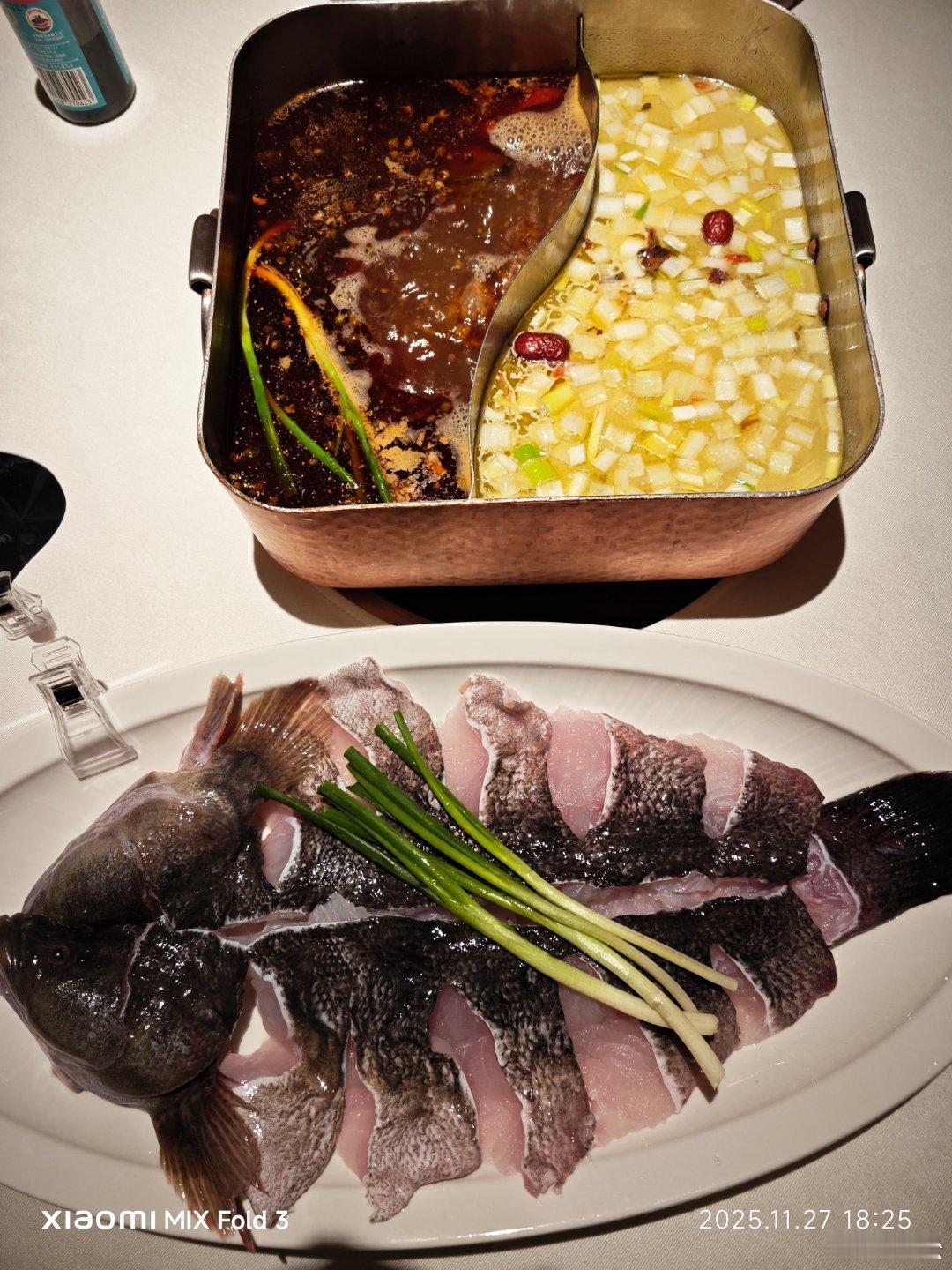 刚从宜宾回来，又到北京的宜宾馆子解馋。是宜宾煮山川河鲜火锅。鱼都是从宜宾空运来的