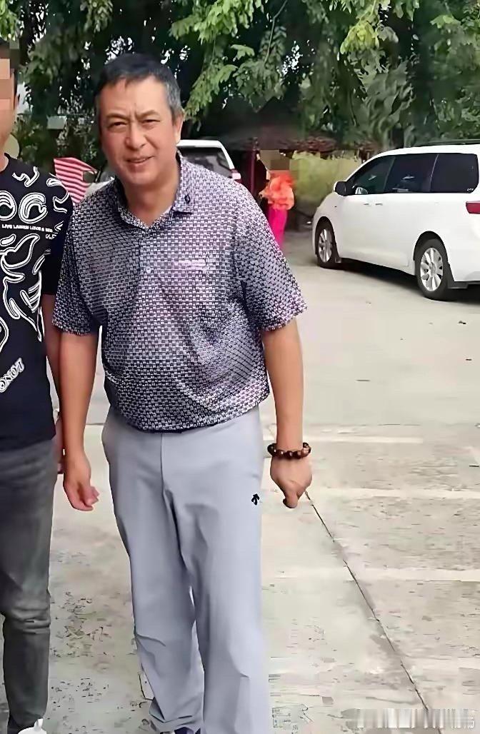 张嘉译54岁近照曝光！满头白发，身体发福,驼背更严重了,看着心疼!​​​
