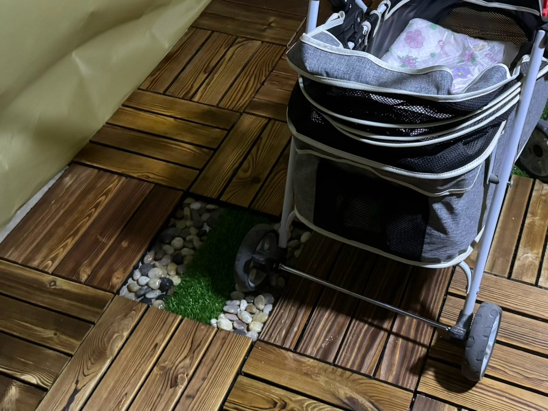 车棚子完全搞好啦！等天气凉快了没虫子了，就可以把露营餐桌和椅子全都摆出来了！！[
