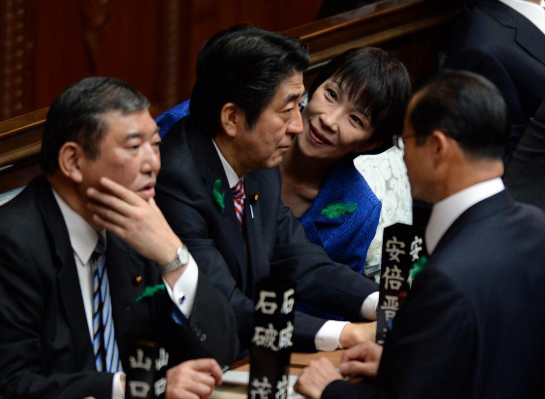 高市早苗满心以为能当上日本首相，没想到被七个在野党联手搅了局。这事得从2025