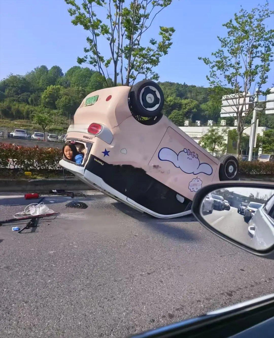 光顾着汽车可爱了，没有想到司机更可爱啊！