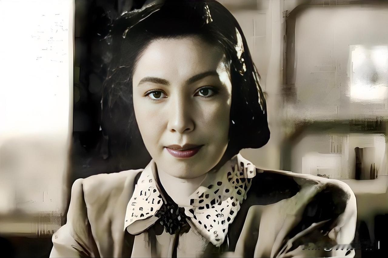 李德身后的两个中国女人1933年的瑞金。一个蓝眼睛、说德语的男人走进红色首都