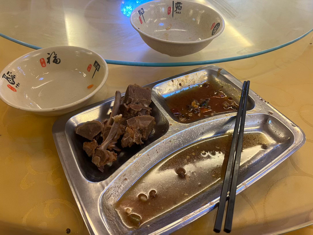 来到赛区两天了，吃的最好、最饱的一顿饭，一个花卷，一碗米饭，四块排骨，西红柿鸡蛋