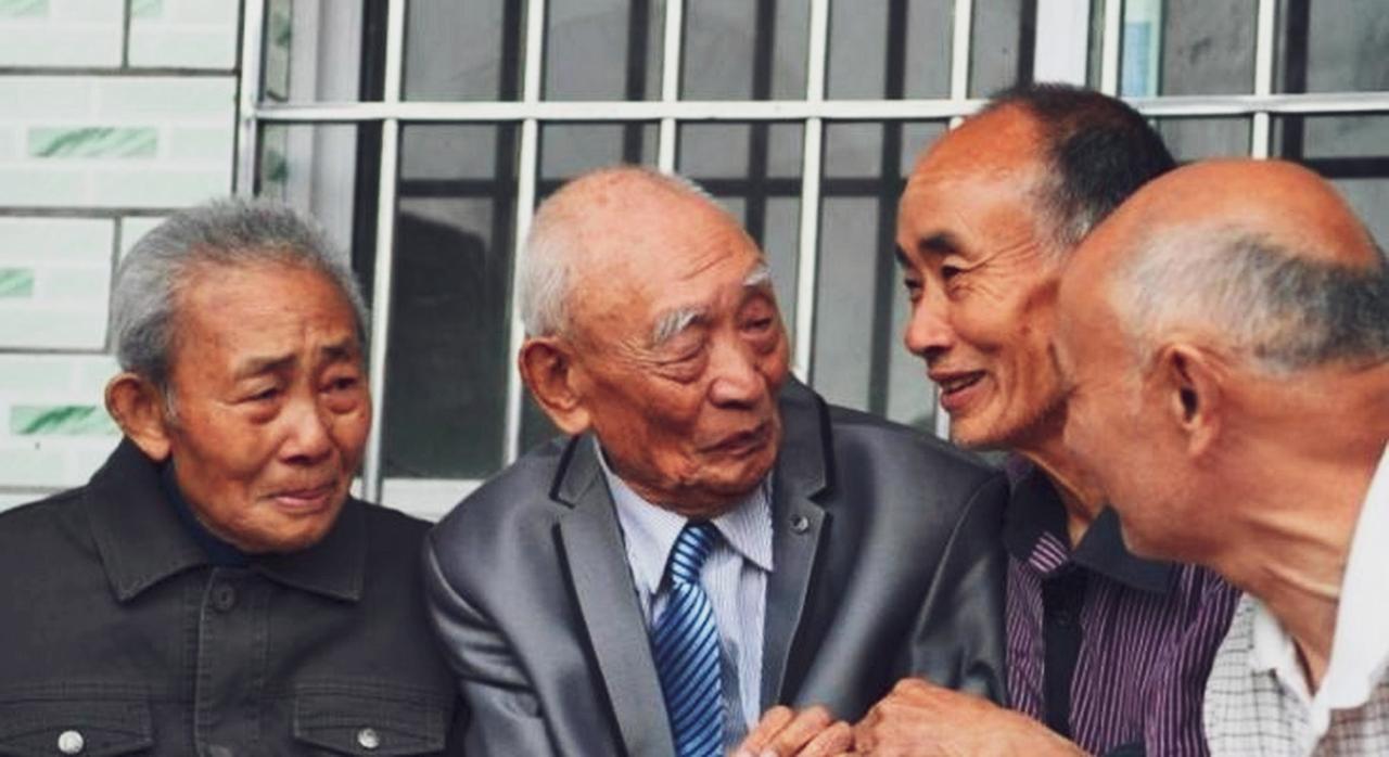 2002年，72岁的台湾老兵回到江苏老家探亲，喝多后突然嚎啕大哭：“其实，我是共