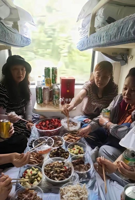 在火车上聚餐，素质呢？
