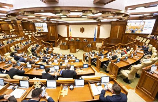 一个不起眼的小国，居然敢正面硬刚俄罗斯，4月2号摩尔多瓦议会那边直接拍板定案，超