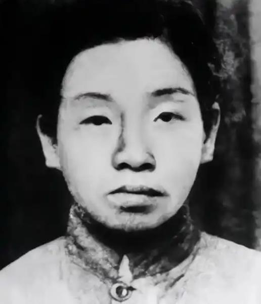 渣滓洞监狱中，特务给女共产党员邓惠中上老虎凳时，无意中碰了一下她的脚底板，邓惠中