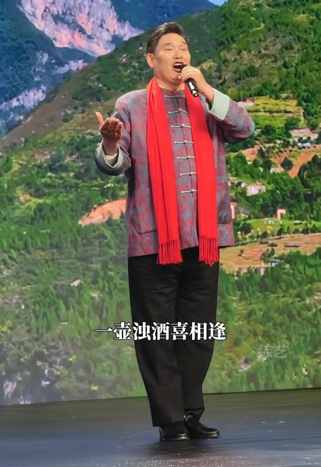 大衣哥朱之文这两天现身山东百姓春晚直播，这身行头，可太有说法了。红围脖一戴，