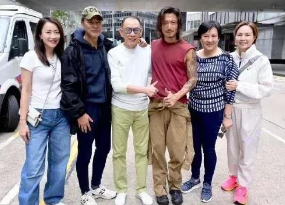 谢霆峰的粉丝们总是指责他只有165厘米，但一张与任达华的合影却揭示了他的真实身高