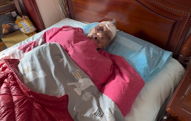 105岁老人抢救被阻拦105岁老人，深夜在家中摔倒，生命垂危。而120救护车竟被