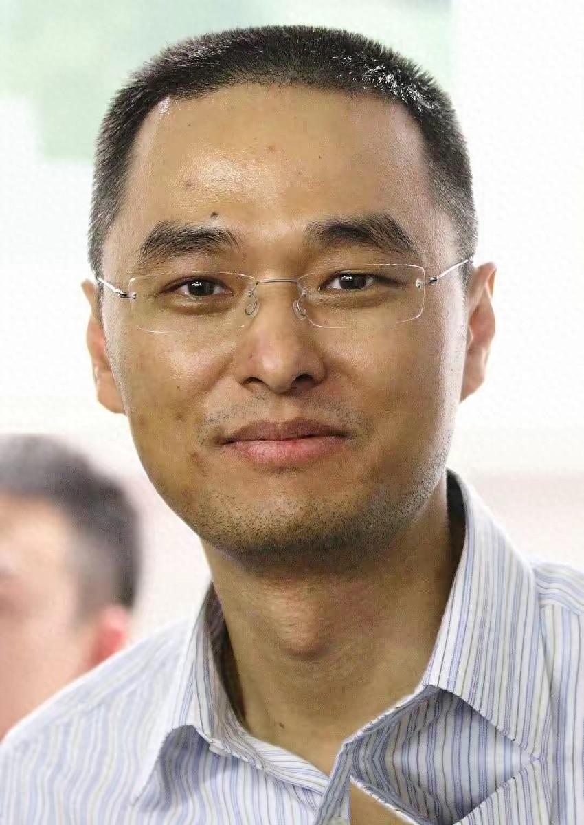 身家被传8个亿的北京协和临床医学博士冯唐，留下过一句颇惊人的话：“年纪越长越明白