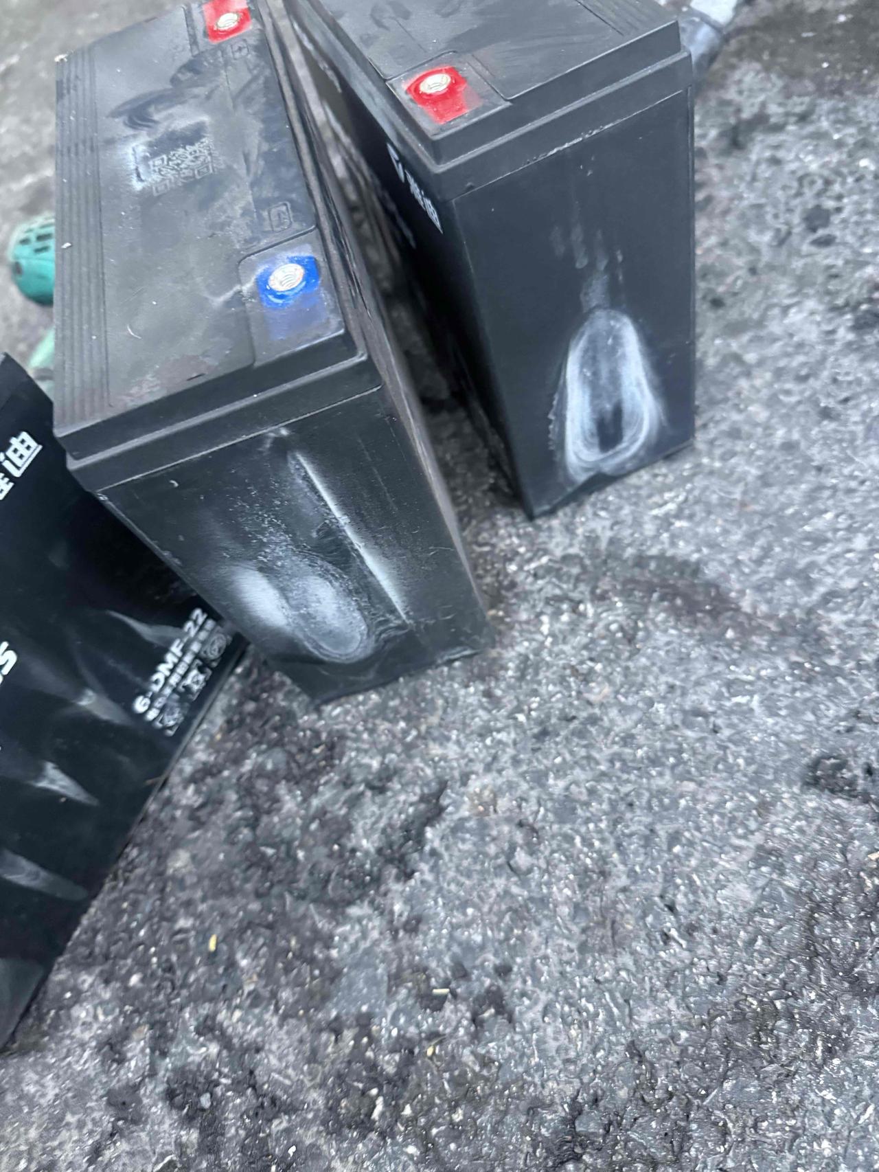 车库失火，电动车虽然幸免，但电池也被“烤”得跑不动了！换一组新电池，今天又损失