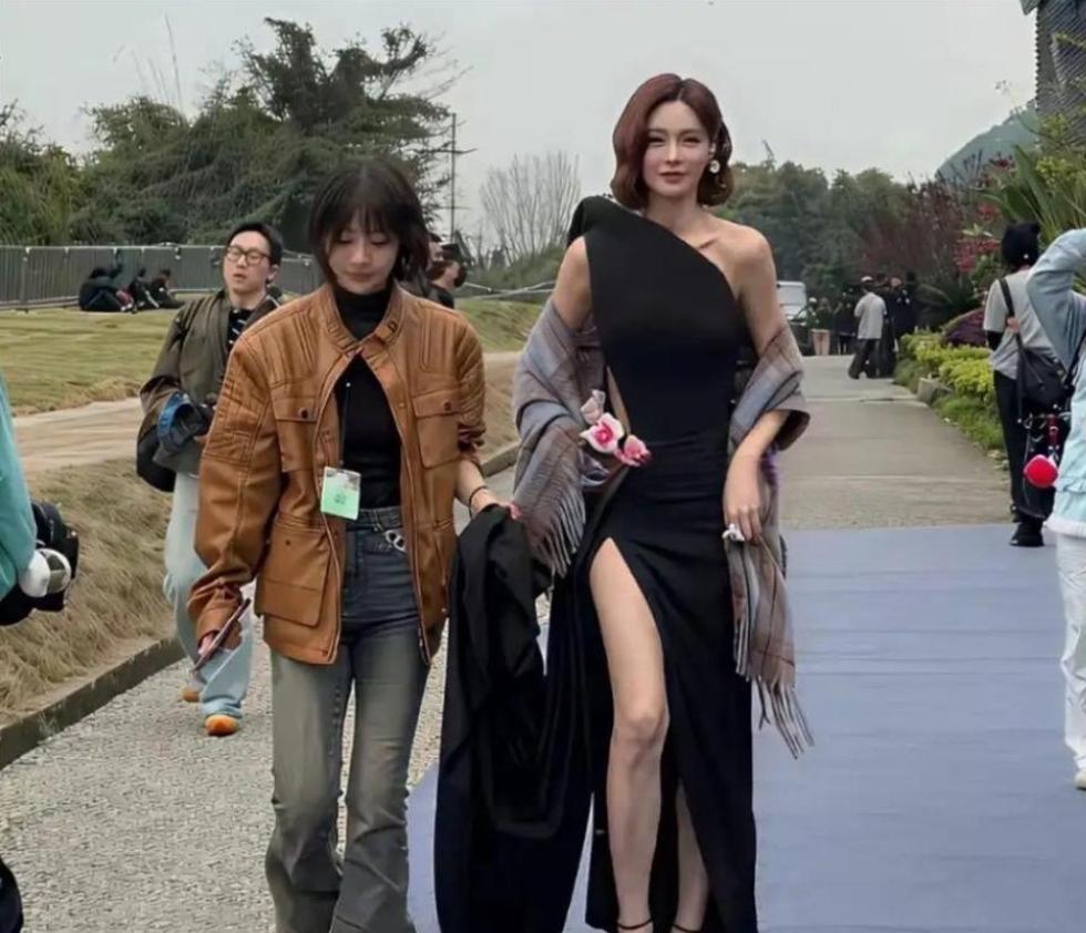 突然理解杜海涛当年做梦都要娶她了，沈梦辰直接艳压周边所有人。​​​