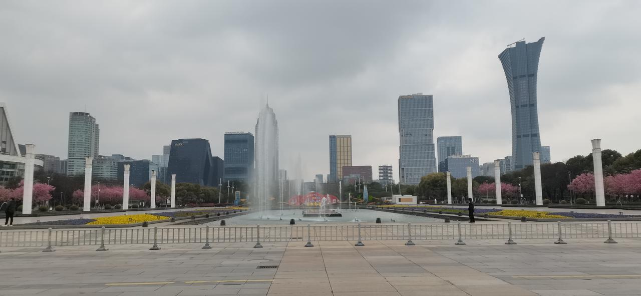 宁波这个城市，作为浙江双子星城市之一，gdp快接近2万亿，人口快接近1000万，