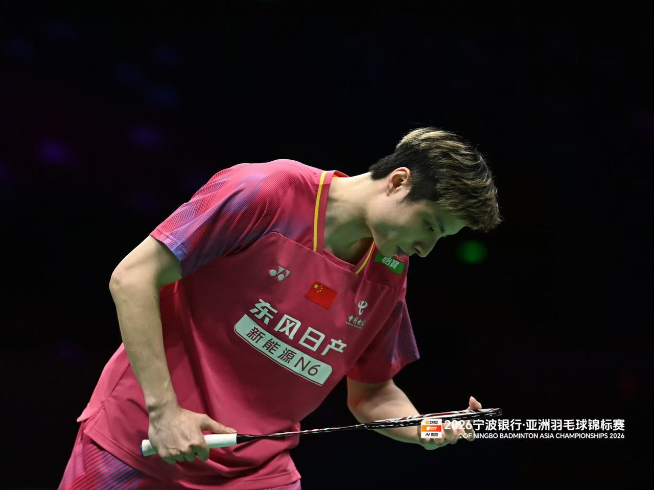 石宇奇以两个21-18战胜对手奈良冈功大，顺利晋级2026羽毛球亚锦赛男单半决赛