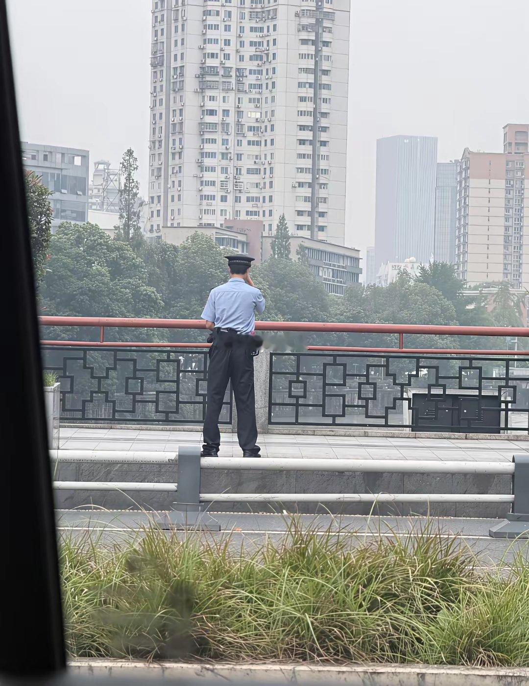 成都啥情况啊，每十米一个警察长这么大，第一次见这么多警察