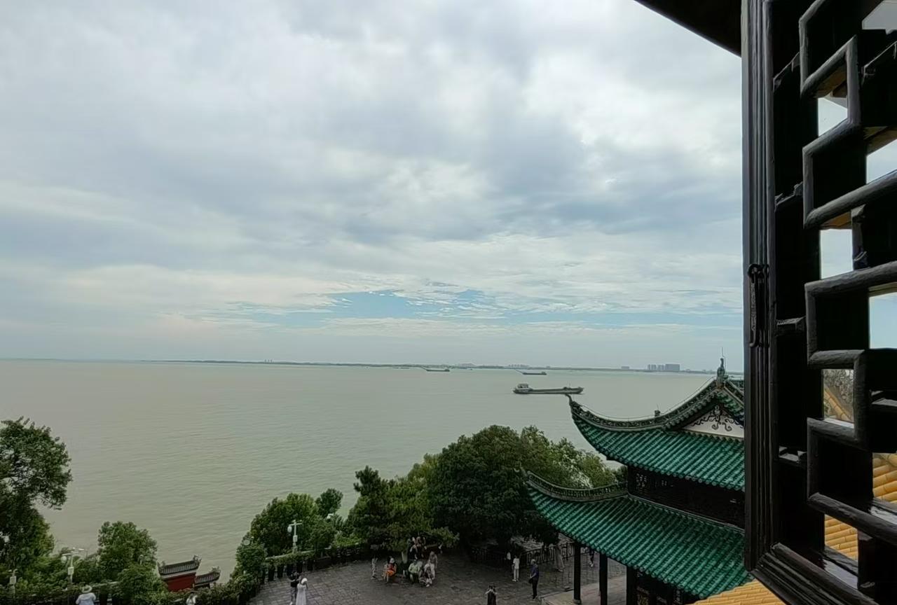 什么叫人情世故：1.熟悉的人转账，不秒收，等等再收。2.没说好AA制，那