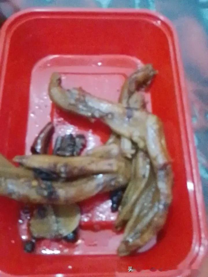 分享一张最近随手拍的照片一个人的晚餐！两个下酒菜，一杯酒一杯茶又是简单的一顿晚饭