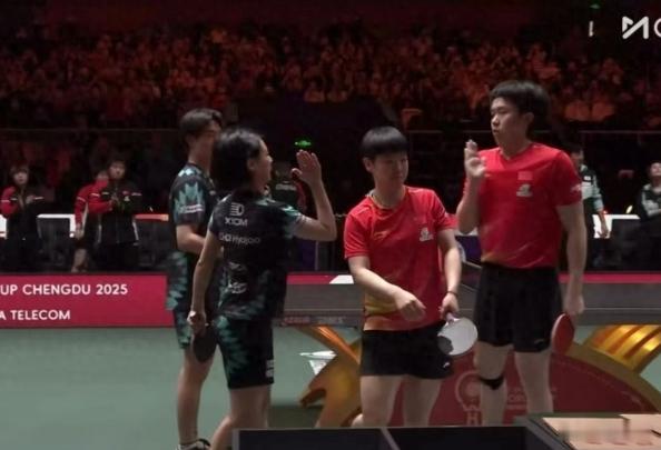 王楚钦紧急撤回一次击掌2025年12月7日，成都，混团世界杯半决赛赛场，王楚钦
