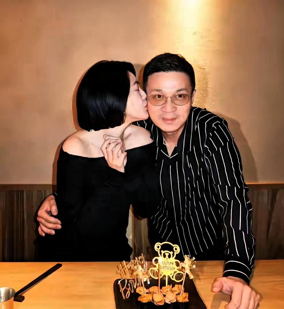 很多人以为许雅钧生来就是豪门贵公子，真实家世却和想象相差甚远。长久以来，外