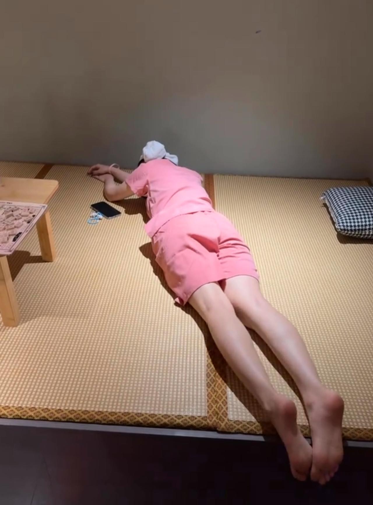 早安生活总是两难，再多执着，再多不甘，最终都不得不学着接受。从哭着倾诉，