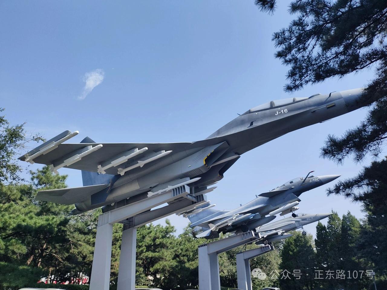 密云水库旁的军机。这是大门口的几架，往里走有个直升机的停机坪，还有一些模型，