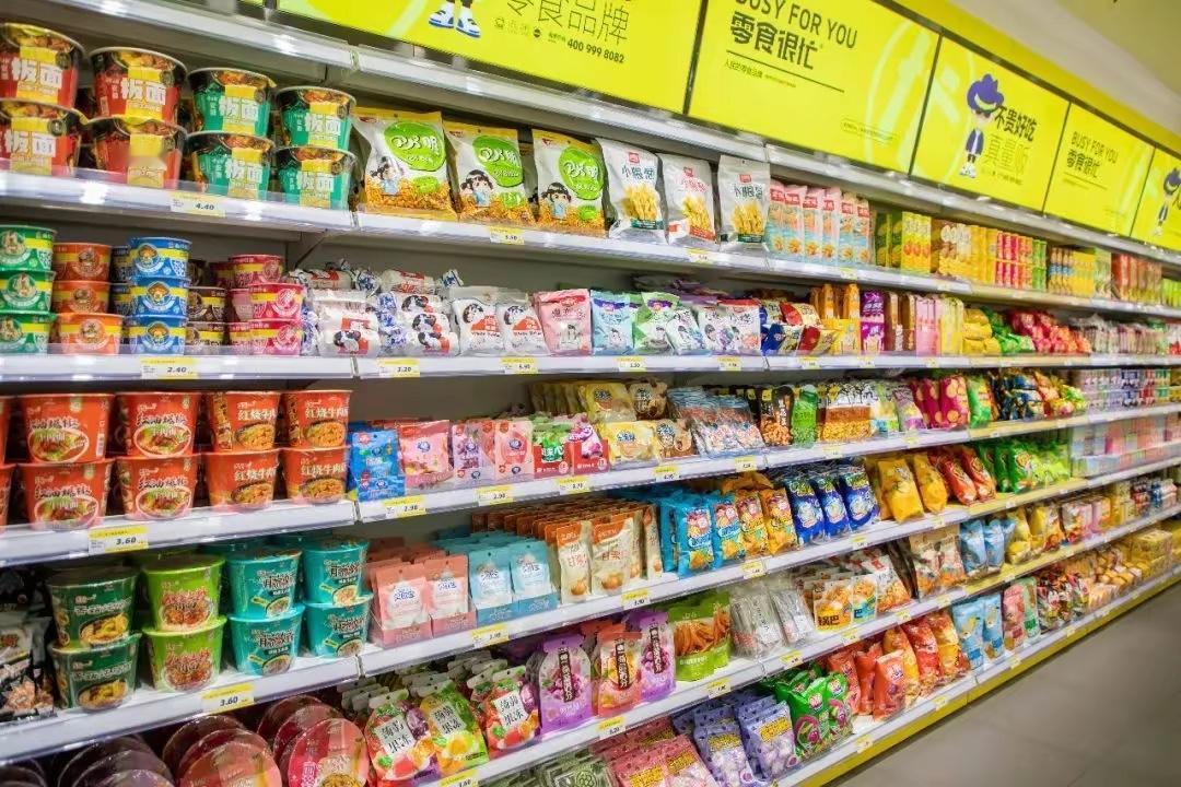现在开店都这么霸道了吗？买完东西不给找零钱，塞给你两颗糖就完事儿。赵一鸣零食店这