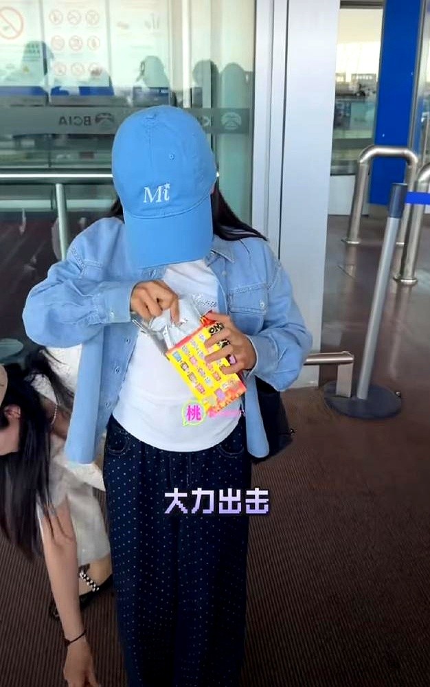 粉丝强塞盲盒，8岁的小女孩死活不接，最后只帮着拆了包装，亲妈在旁边弯腰捡地上的碎纸屑。这几天总有人盯