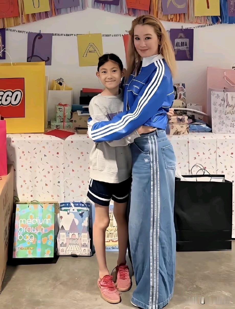 陈冠希女儿和姑姑超亲！温馨互动画面曝光，姑姑把她宠成小公主✨谁能想到，陈冠