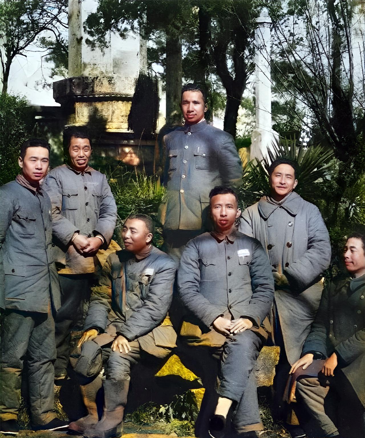 这张照片拍摄于1950年。第三野战军的高级将领们聚集在杭州孤山西泠印社。这些都是
