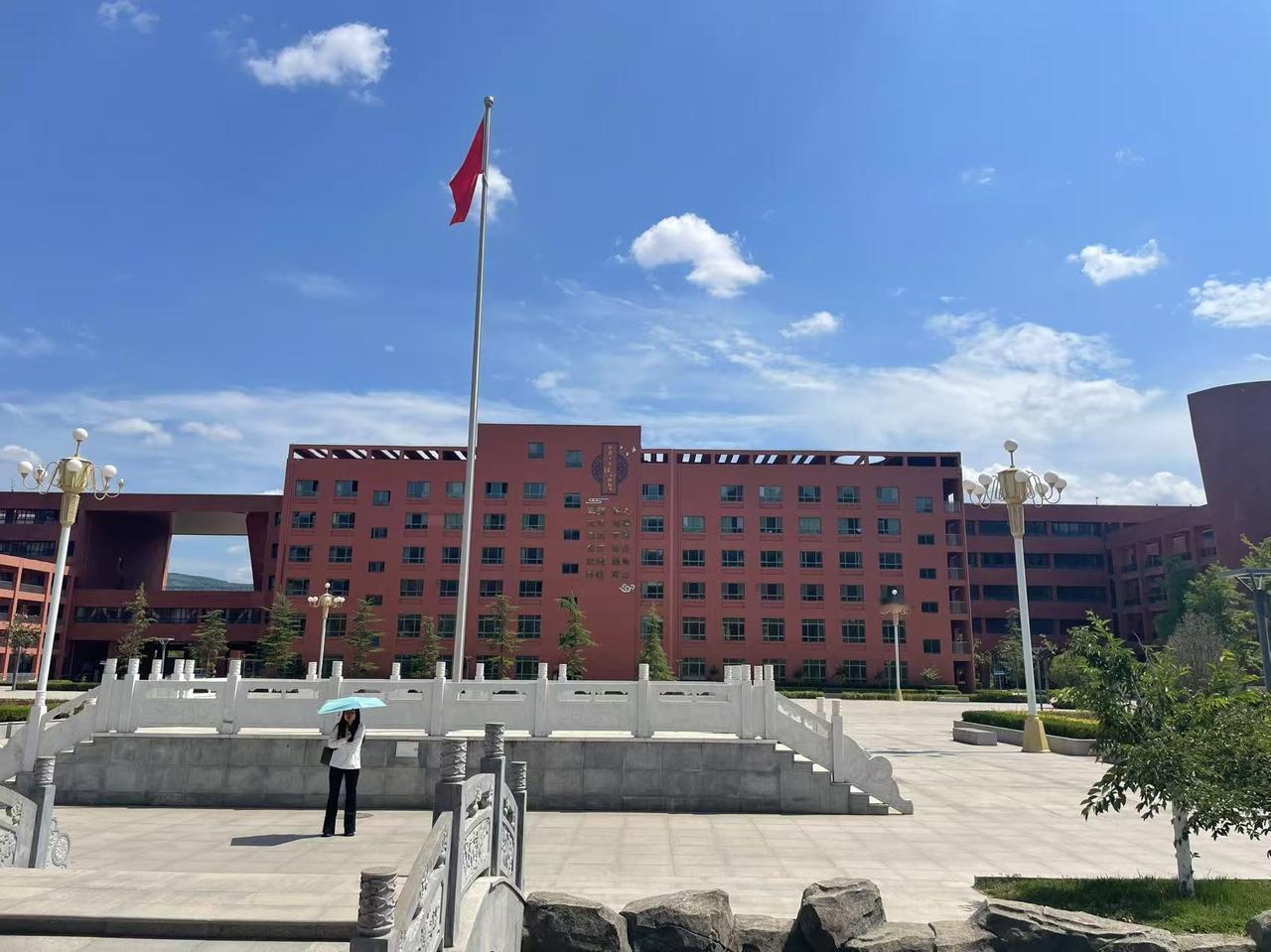 一位网友说，中小学校的校长原本也是60岁退休的，但是他发现，很多中小学校长都在5