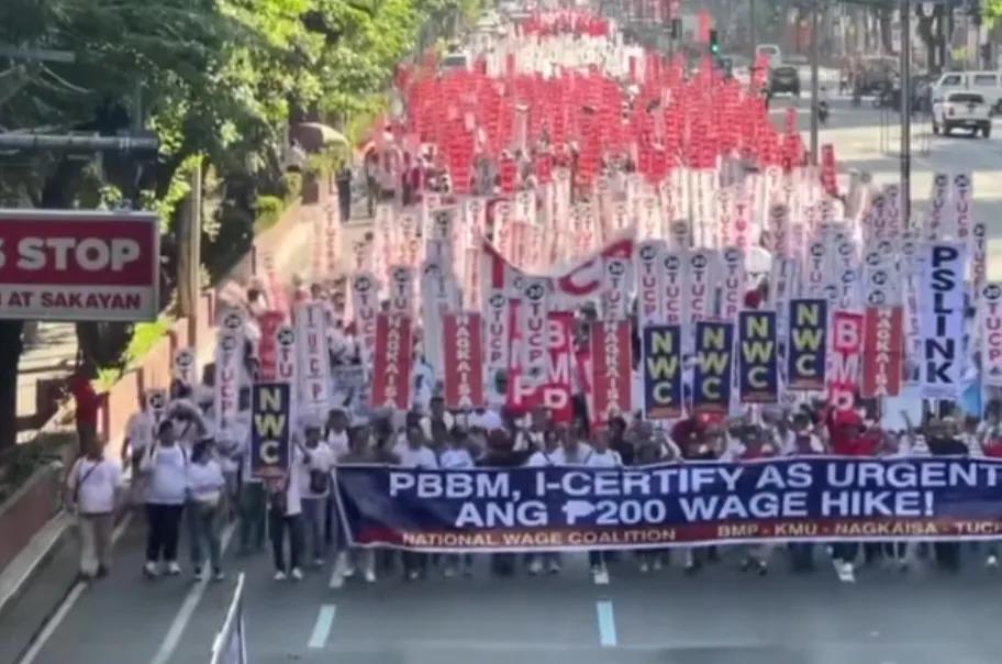 菲律宾民众五一放假他们没有去游玩，反而选择去游街，要求提高他们的日薪和工资。菲
